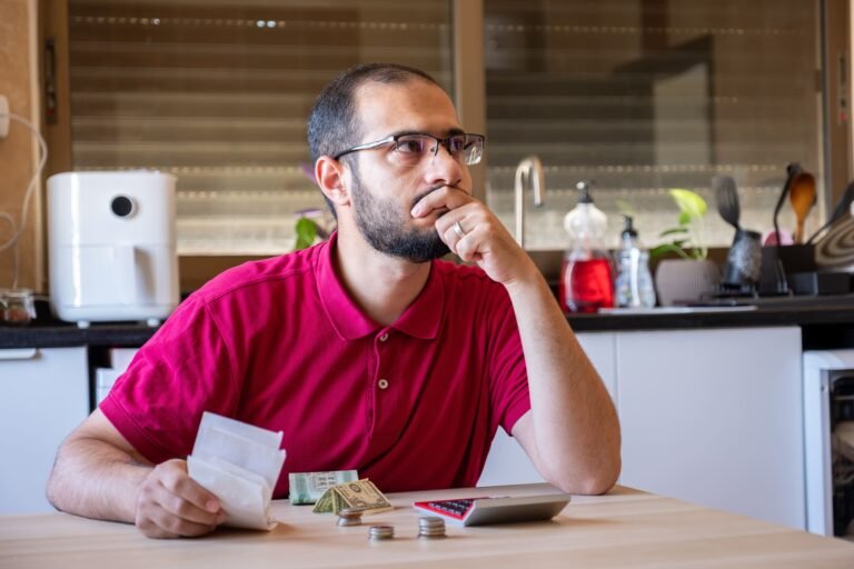 Padre soltero organizando presupuesto mensual con sus hijos en casa